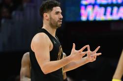 九游包含克里夫兰骑士迎NBA常规赛关键赛，转会期完成体检，球迷炸锅，心理建设被强调的词条