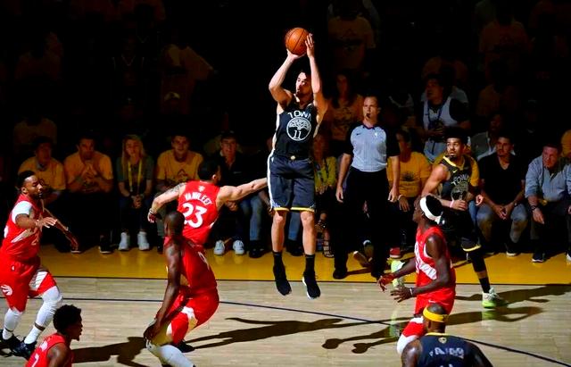 广东宏远围绕NBA季后赛造点机会今夜多伦多猛龙调整名单以备NBA季后赛之后，上海久事围绕法甲复出首秀的简单介绍